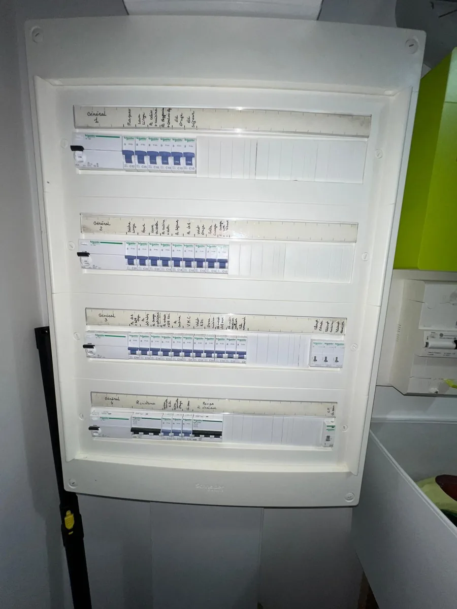 Tableau électrique moderne installé par Artisan Dubois à Paris