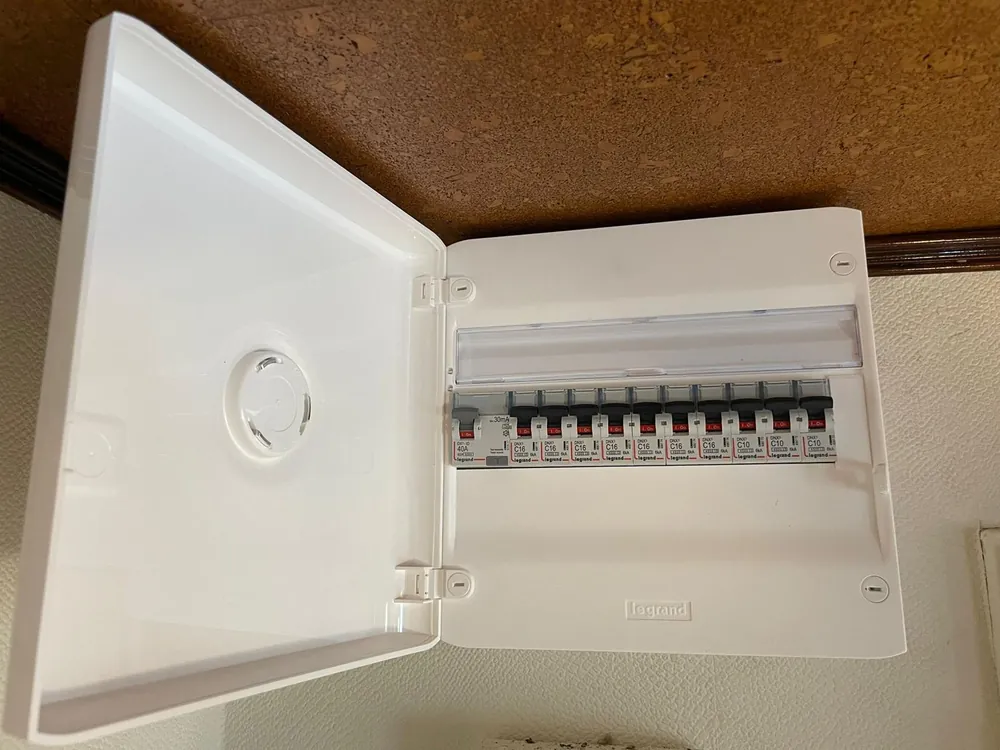 Coffret électrique installé et raccordé